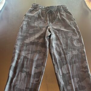Lululemon on the fly pant camo grey